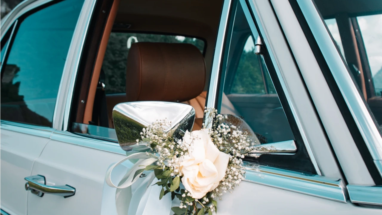 Ein Hauch von Nostalgie: Statten Sie Ihre Hochzeit mit einem Oldtimer aus.